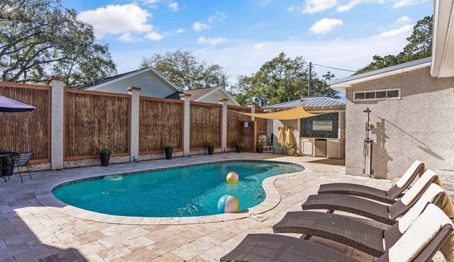 Centrally located to the Village and Beaches Sleeps 8 with a Pool