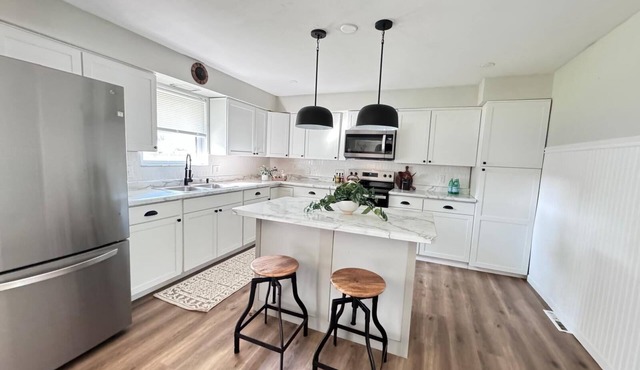 Centrally located, 7 miles from ScottAFB, 14 miles to Downtown St Louis