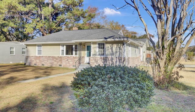 Centrally located spacious Home with Master Suite~near downtown, coliseum & more