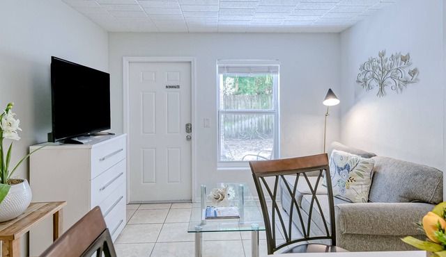 Centrally located gem near the beach with fast WiFi & outdoor seating