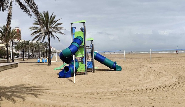 Centrally located first floor apartment. Ideal for families 50 meters from the beach
