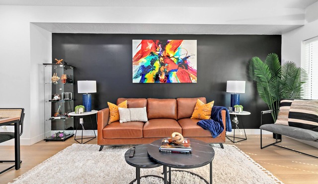 Centrally Located Getaway Minutes from downtownn