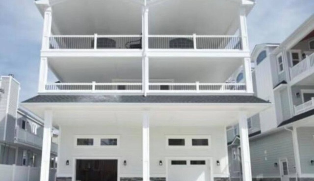 Centrally located. Walking distance to everything. Elevator. 5 min walk to beach
