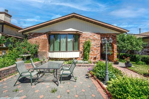 Centrally located 1 Bed 1 Bath Ensuite Cute Guest Suite Private Laundry Pet OK