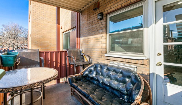 Centrally located, 15 min walk to DT w/ Parking