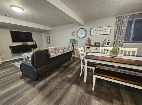 Centrally Located 1500 SqFt Private Guest Suite with Hot Tub