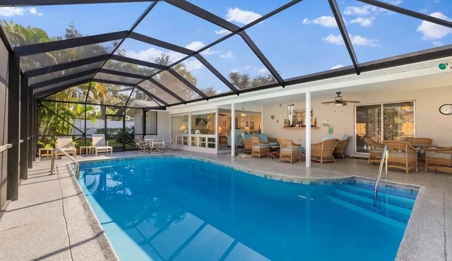 Centrally located 2 Bdrm on Orchid Island, Private Pool, Walk to Beaches & Parks