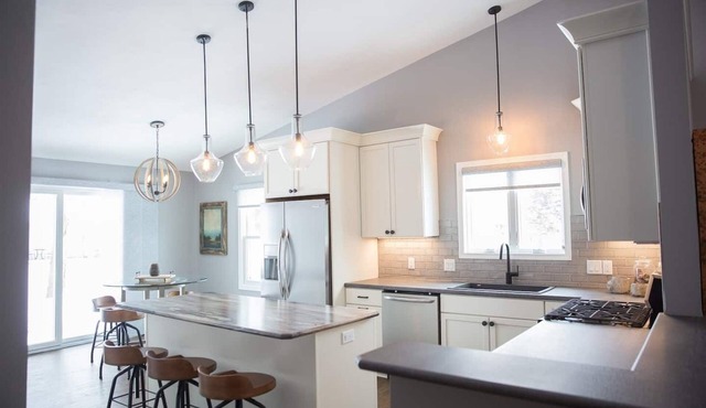 Centrally Located 2BR 2BA Home - Garage Parking & Fully Equipped Kitchen/Laundry