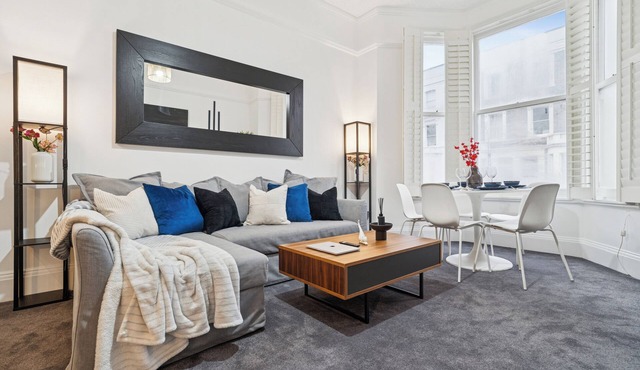 Centrally Located 2BR/1BA Earls Court Apartment - Sleeps 6