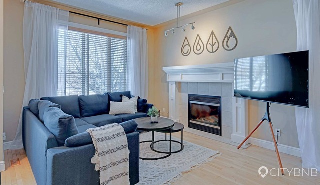 Centrally Located.3 Bed 2.5 BTH. Dog Friendly. AC