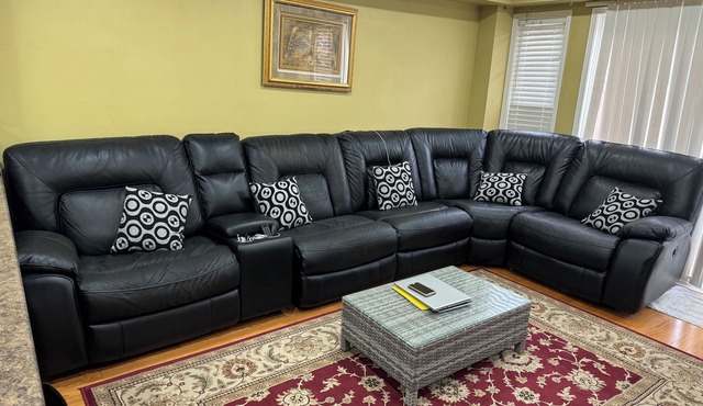 Centrally located 3 Bedroom townhome with parking & Wifi