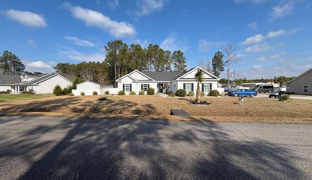 Centrally located 3-BR house in Conway SC. Enjoy a mid-long term rental stay.