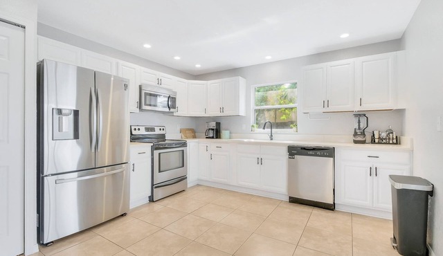 Centrally Located 3-Bedroom Oasis: 20 Mins to Beach and City Life
