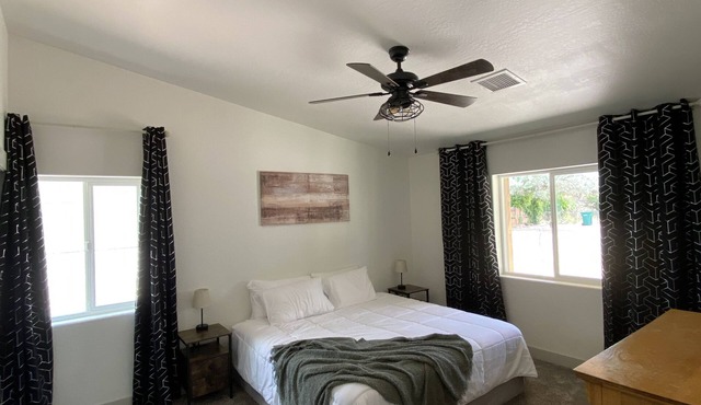 Centrally located! 30 mins to Pines or Petrified Forest. Family-friendly.