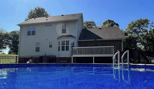 Centrally located/30min from Nashville/Outdoor pool, game room and theater room.
