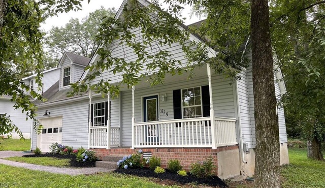 CENTRALLY LOCATED - 4 bedroom- Hancock House - Pet Friendly. 1 gig internet.