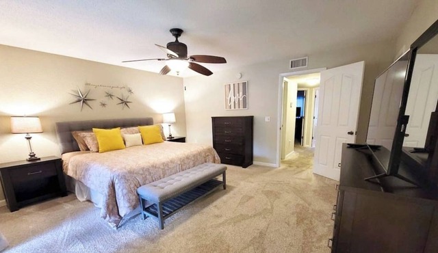 Centrally Located 4 Bedroom Townhouse- Sleeps 10