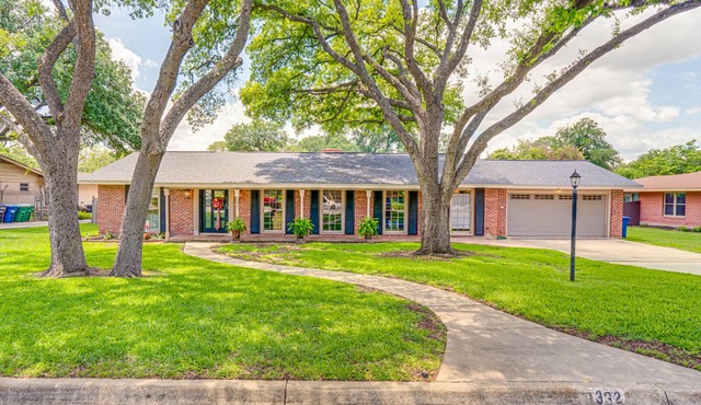 CENTRALLY LOCATED - 4 BR, 3 bath, POOL, JACUZZI, PUTTING GREEN, CLOSE TO AIRPORT