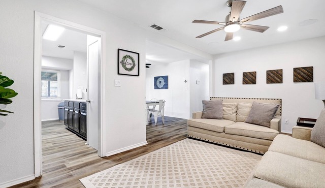 Centrally Located! 5-15 minute commute to most key areas!