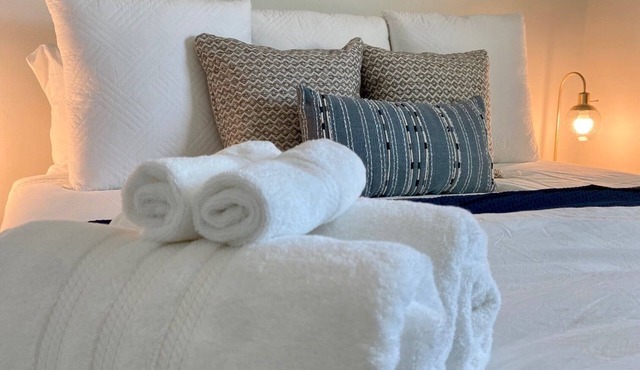 Centrally located! 6 miles to Siesta and St. Armands. 2 miles to downtown.