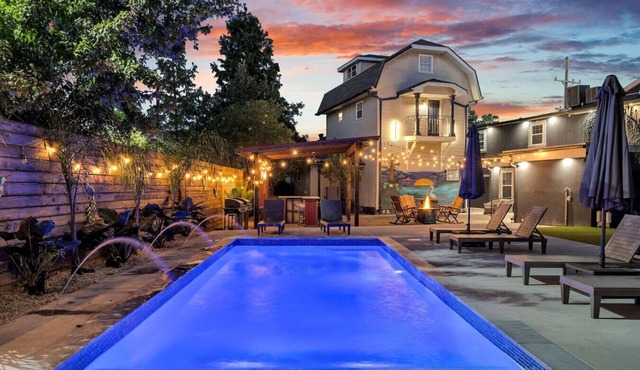 Centrally Located 6-BR Suite near Top Attractions