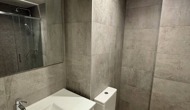 Centrally located apartment within walking distance of the Cathedral! Ideal for couples, with parking.