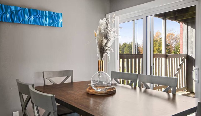 Centrally Located Apt with Pool in Columbia, MO
