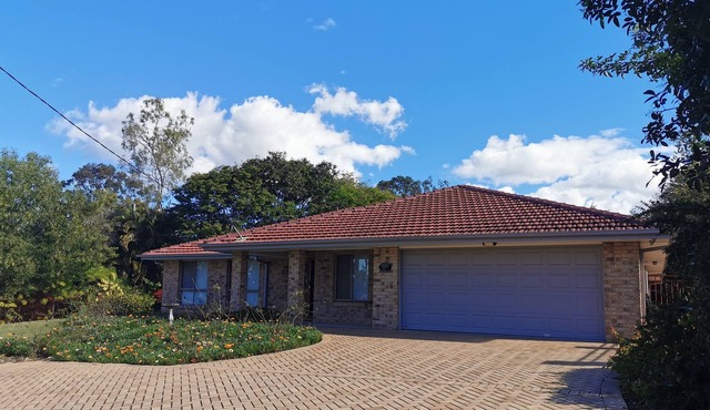 Centrally located between Brisbane & Gold Coast