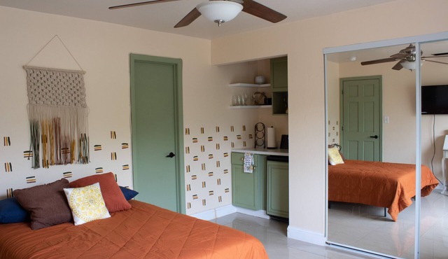 Centrally Located Boho Private BdR - 7 mi to beach