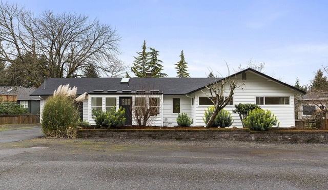 Centrally located Cozy fully remodeled mid century house in lake Oswego