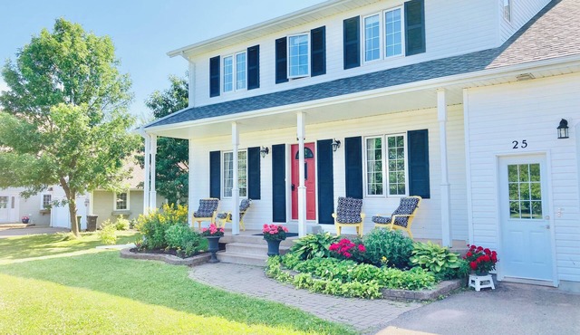 Centrally Located Bright and Spacious 4 Bedroom with Hot tub