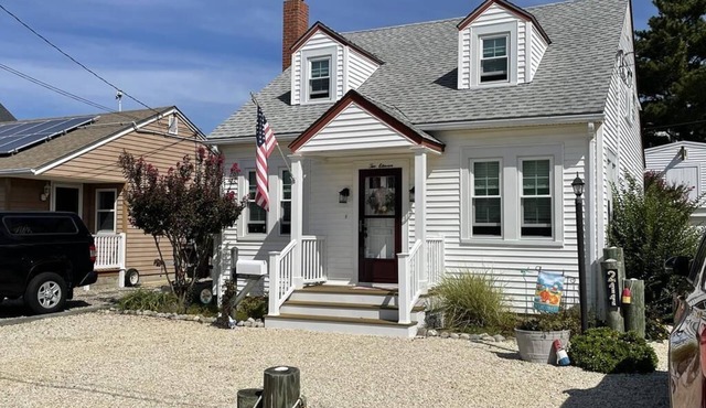Centrally located cape cod close to the bay and beach in Surf City