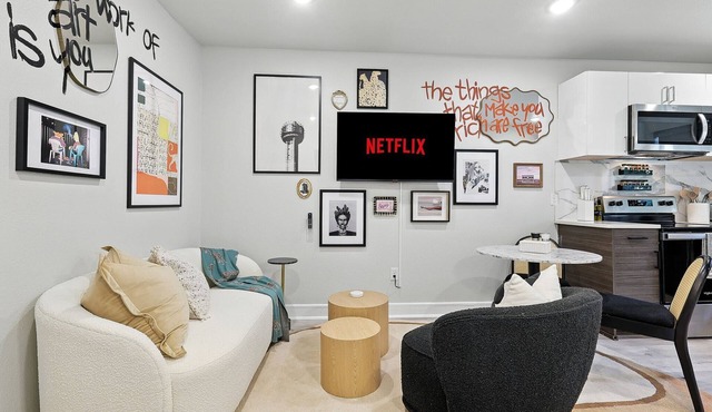 Centrally Located Cheerful 1BD/1BA Apt (Sleeps 2)