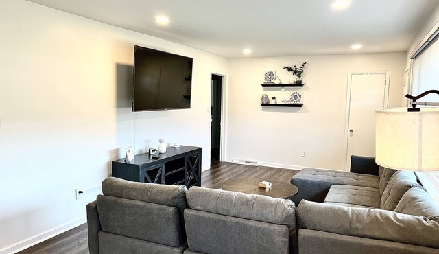 Centrally Located Cozy House,2 king beds,Game Room