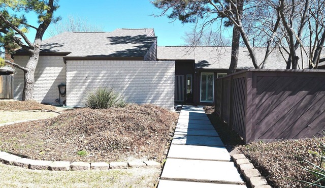 Centrally Located Comfortable Home in Plano 3/2 Home – Easy Access to Everything
