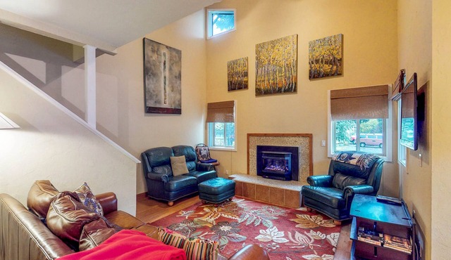 Centrally located condo with mountain views - on bike path