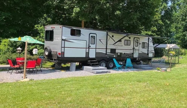 Centrally located Cozy RV- Pet Friendly Bunkhouse