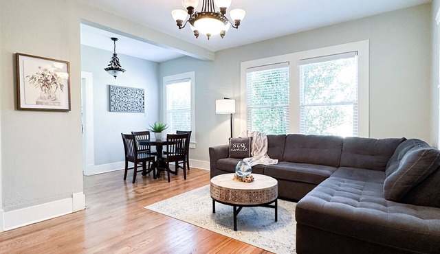 Centrally Located Downtown, Full Kitchen, Patio