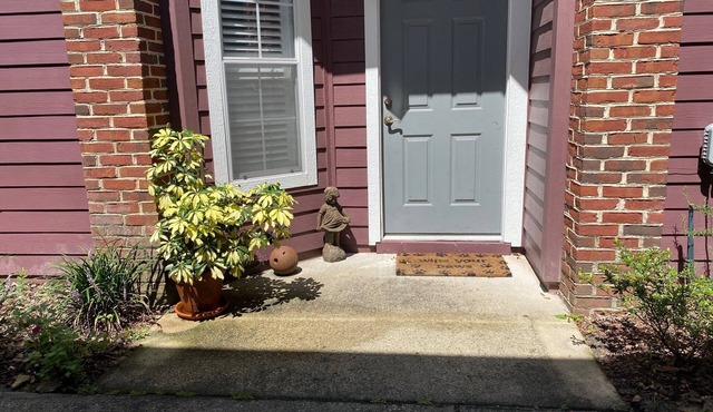 Centrally located for all Gainesville UF activities, shopping or hospitals.