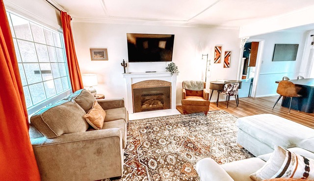Centrally Located, Family friendly Home- With Game Room and Infrared Sauna