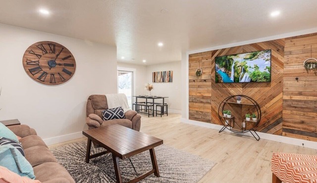 Centrally Located Family Home, Backyard w Firepit!