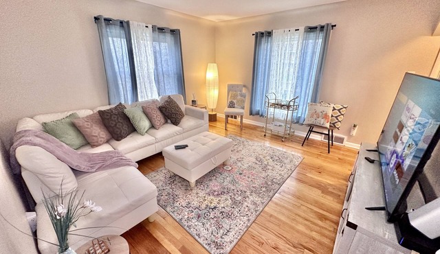Centrally Located Farmhouse Bungalow - 58” Tv 600 wifi