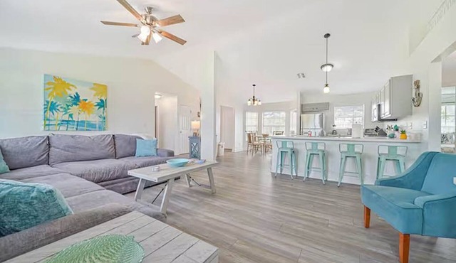 Centrally Located, Fully Stocked, Dog Friendly, 3 King beds, Lanai & Grill!