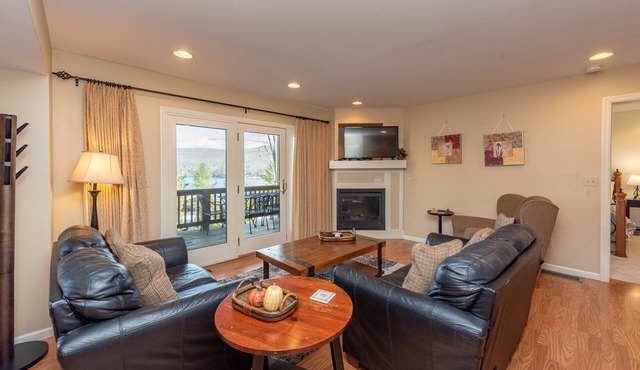 Centrally Located Gem w/4 Master Suites & Hot Tub