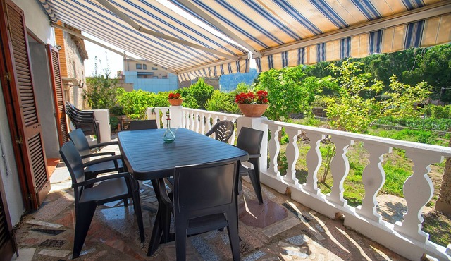 Centrally located house in Benifallet with large garden, ideal for families, friends and pets.