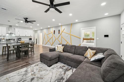 Centrally Located Home in Atlanta-10 Mins from GA Aquarium, Mercedes Benz Stadium, & Much More