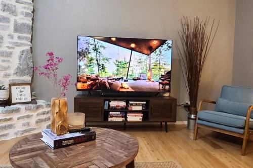 Centrally located home in Rogers and Bentonville! -Private Rooms