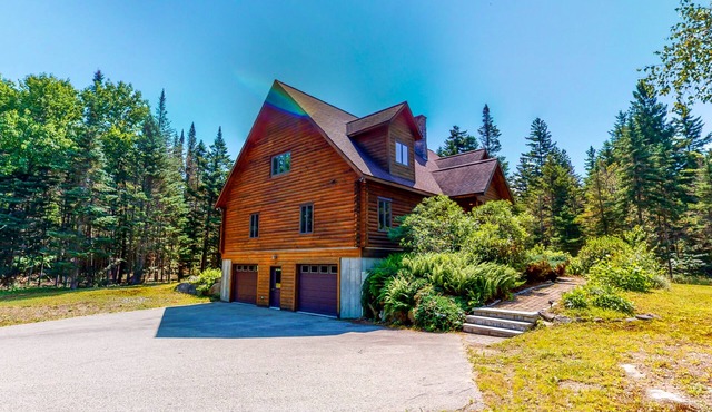 Centrally located home with rec room, spacious deck, gas grill & loft - Dogs OK