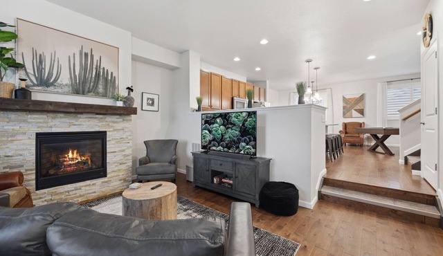 Centrally located Home near MCR, Blue Arena, I-25, RMNP easy access, Pool Table!