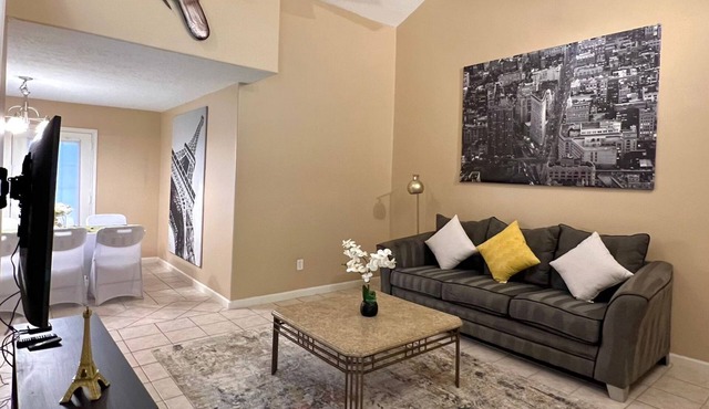 Centrally located Houston Retreat! Sleeps 8, 10 Min to Downtown, Free Parking!